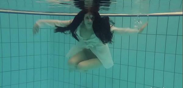  Underwater hot babe Petra swims naked